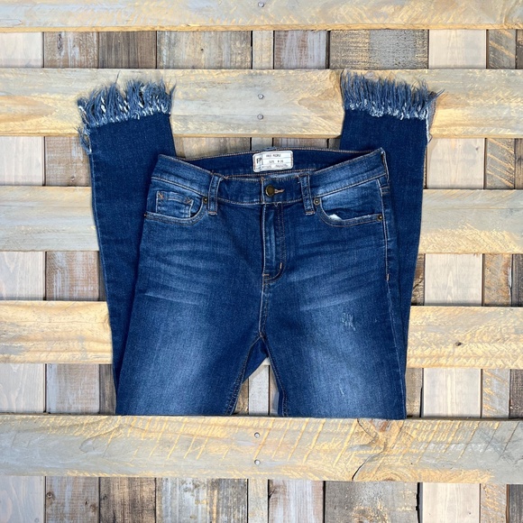 Like New ✵☽Free People☾✵ Distressed < Great Heights > Frayed Blue Jean | 26 XS 2 - Picture 9 of 16